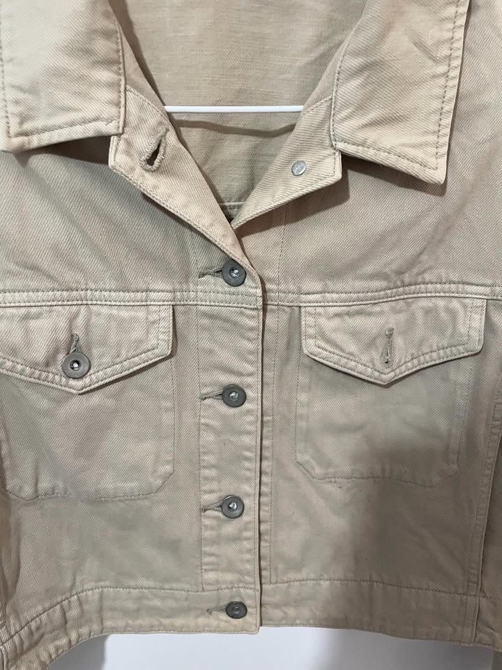 Uniqlo Jacket (Category: Coats, Jackets and Outerwear) located in Muntinlupa City. Submitted by declutterbyRA (Listing ID 1351138156, Image 2). Description: Uniqlo Jacket Xsmall - Small Used/ signs of usage ( faded color ) but still in good condition Payment : Gcash/ Bank Transfer Lalamove/ JNT or JRS c/o buyer Location : Alabang .