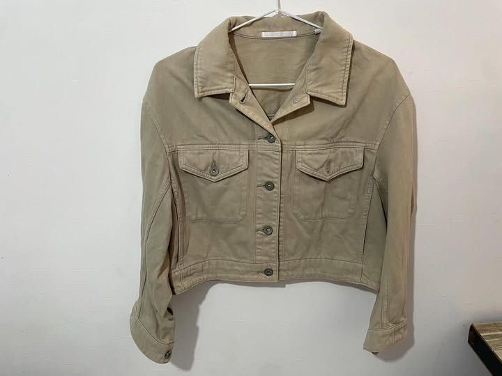 Uniqlo Jacket (Category: Coats, Jackets and Outerwear) located in Muntinlupa City. Submitted by declutterbyRA (Listing ID 1351138156, Image 1). Description: Uniqlo Jacket Xsmall - Small Used/ signs of usage ( faded color ) but still in good condition Payment : Gcash/ Bank Transfer Lalamove/ JNT or JRS c/o buyer Location : Alabang .