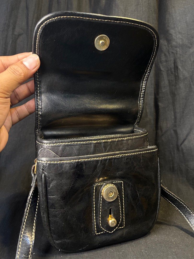 VERUCCI, Vintage sling bag. (Category: Luxury Bags & Wallets) located in Quezon City. Submitted by WIMC2ndaccount (Listing ID 1351197410, Image 2). Description: VERUCCI luxury Vintage SLING bag ☑️ITEM IN JAPAN 🔴100% ORIGINAL ☑️BRANDED ☑️16 X 15 X 8 CM ☑️Genuine leather ☑️good Condition ☑️manage your EXPECTATIONS this is second hand / vintage bag HINDI po BRANDNEW Binibili mo 🔴normal sign of ussage. The item is vintage thic leather! Issue inside