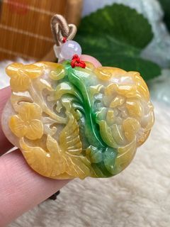 🦋香港🇭🇰現貨🛍🦋 📇 緬甸天然翡翠：靚靚😍辣綠黃翡鳥語花香🎁附伸縮頸繩 📏尺寸：36.7*闊47.2*厚10.2mm 📝證書 代辦香港九龍翡翠珠寶鑒定證書64207653530753110