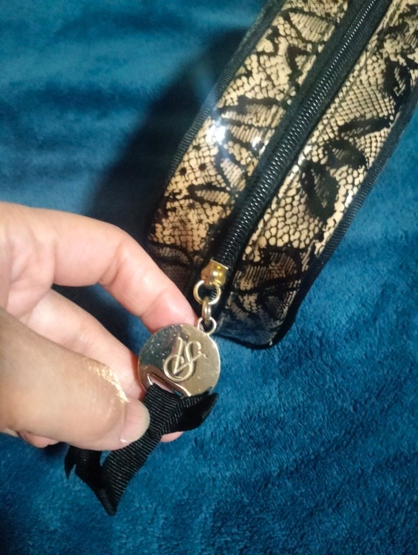 Pouch (Category: Purses & Pouches) located in Singapore. Submitted by azumijl (Listing ID 1351385605, Image 3). Description: need some cleaning inside...meet up tampines area.