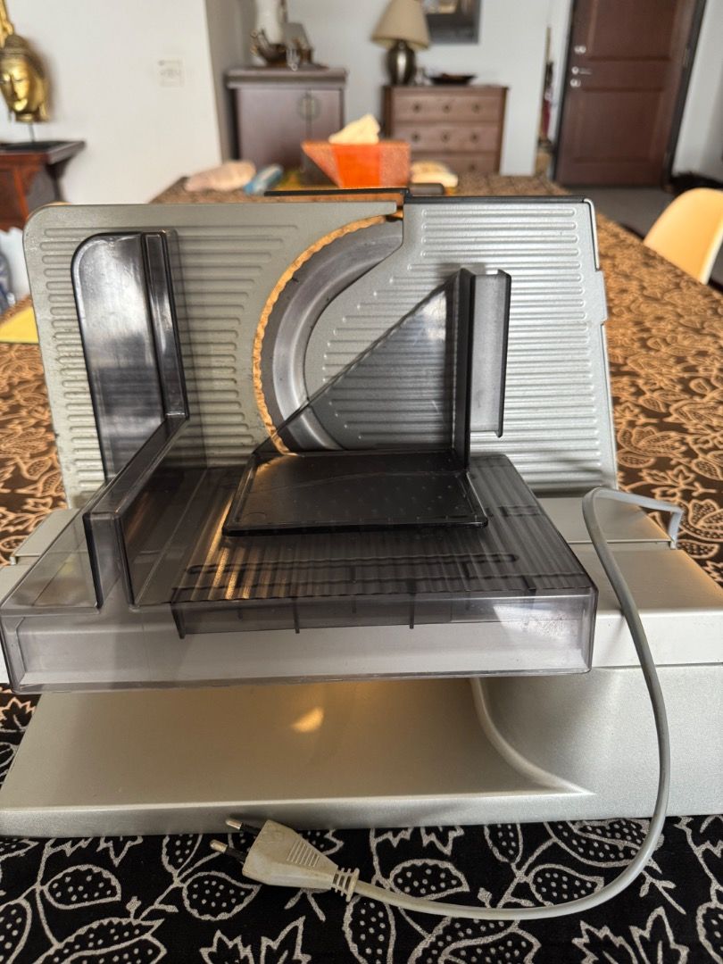 Bread cutting machine (Category: Other Kitchen Appliances) located in Kuala Lumpur. Submitted by sbaake54073 (Listing ID 1351321793, Image 2). Description: .