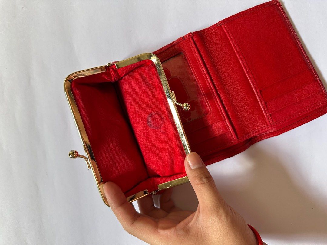 Dooney and Bourke trifold wallet (Category: Luxury Bags & Wallets) located in Bulacan. Submitted by elacrz_ (Listing ID 1351346432, Image 3). Description: .