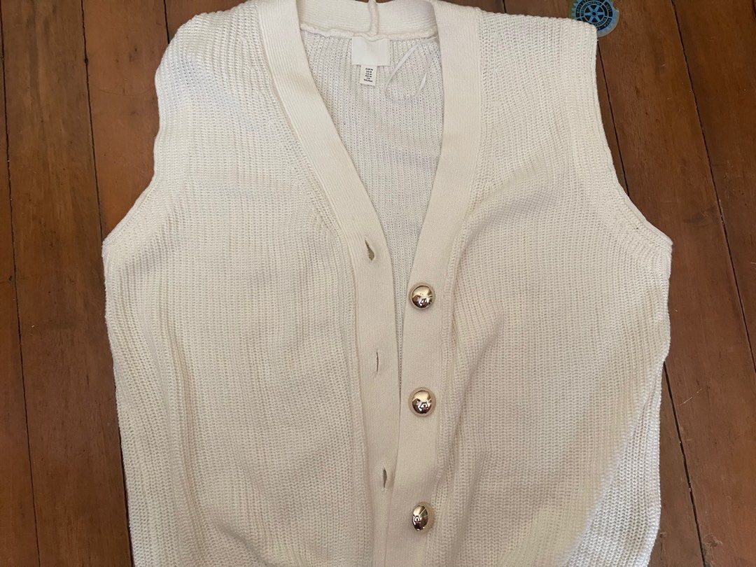 elegant h&m white vest top (Category: Coats, Jackets and Outerwear) located in Cavite. Submitted by biangsu (Listing ID 1351332052, Image 1). Description: bought for a costume, used once! bought for 1.2k, will tawad if getting more from me:).