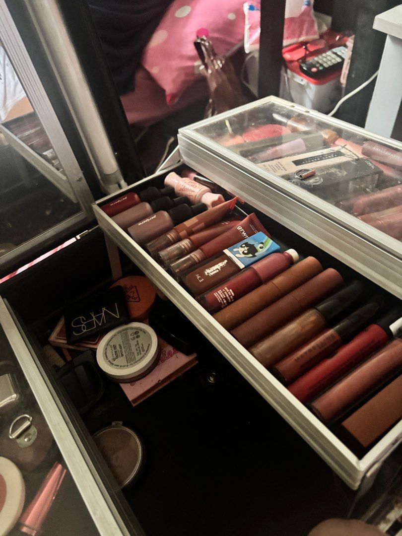 Gladking makeup organizer (Category: Mirrors) located in San Juan City. Submitted by 1013_ajo (Listing ID 1351282547, Image 3). Description: - i dont use it anymore - can give it for 1,000.