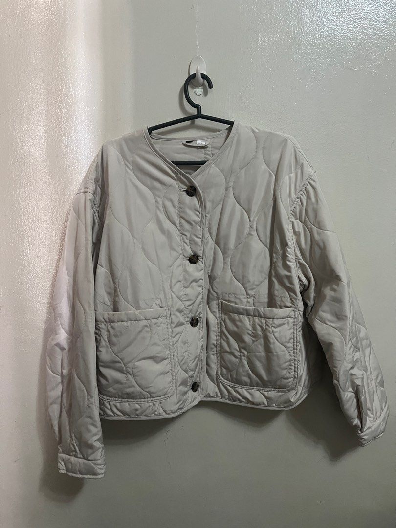 H&M Cropped Quilted jacket (Category: Coats, Jackets and Outerwear) located in Valenzuela. Submitted by cheerios09 (Listing ID 1351282300, Image 2). Description: Size large Both buttons on the pockets were removed Bdo/gcash Shipping starts at 800 via gogoexpress around metro manila.