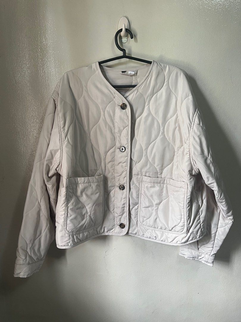 H&M Cropped Quilted jacket (Category: Coats, Jackets and Outerwear) located in Valenzuela. Submitted by cheerios09 (Listing ID 1351282300, Image 1). Description: Size large Both buttons on the pockets were removed Bdo/gcash Shipping starts at 800 via gogoexpress around metro manila.