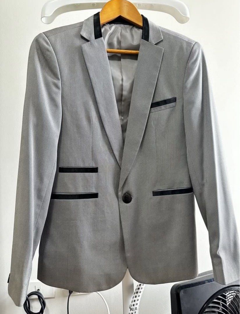 LIGHT GRAY SUIT (Category: Sets & Coordinates) located in Malabon City. Submitted by echouisano (Listing ID 1351419342, Image 2). Description: Light Grey Suit OP: 3500 SP: 1800‼️ Condition: 8/10 (used once) Size: S-M Inclusion: Coat and Pants.