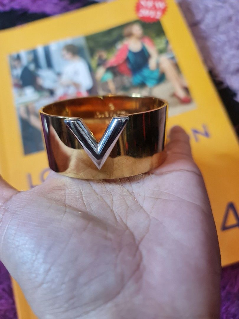Lv v cuff 2 tone bangle (Category: Luxury Accessories) located in Angeles City. Submitted by reallygraceful (Listing ID 1351273233, Image 1). Description: Lv v cuff 2 tone bangle 🩷Good Condition 🩷10 yo bangle bought in Hongkong 🩷some minor scratches NO LOW-BALLING ❌️.