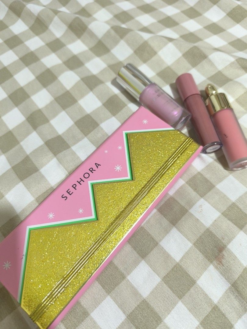 Makeup Bundle for 1,900 (Category: Makeup) located in Bacoor. Submitted by khaleesi03 (Listing ID 1351311263, Image 2). Description: Never used just swatched it same sa mga blushes lip plumper I accidentally bought 2.