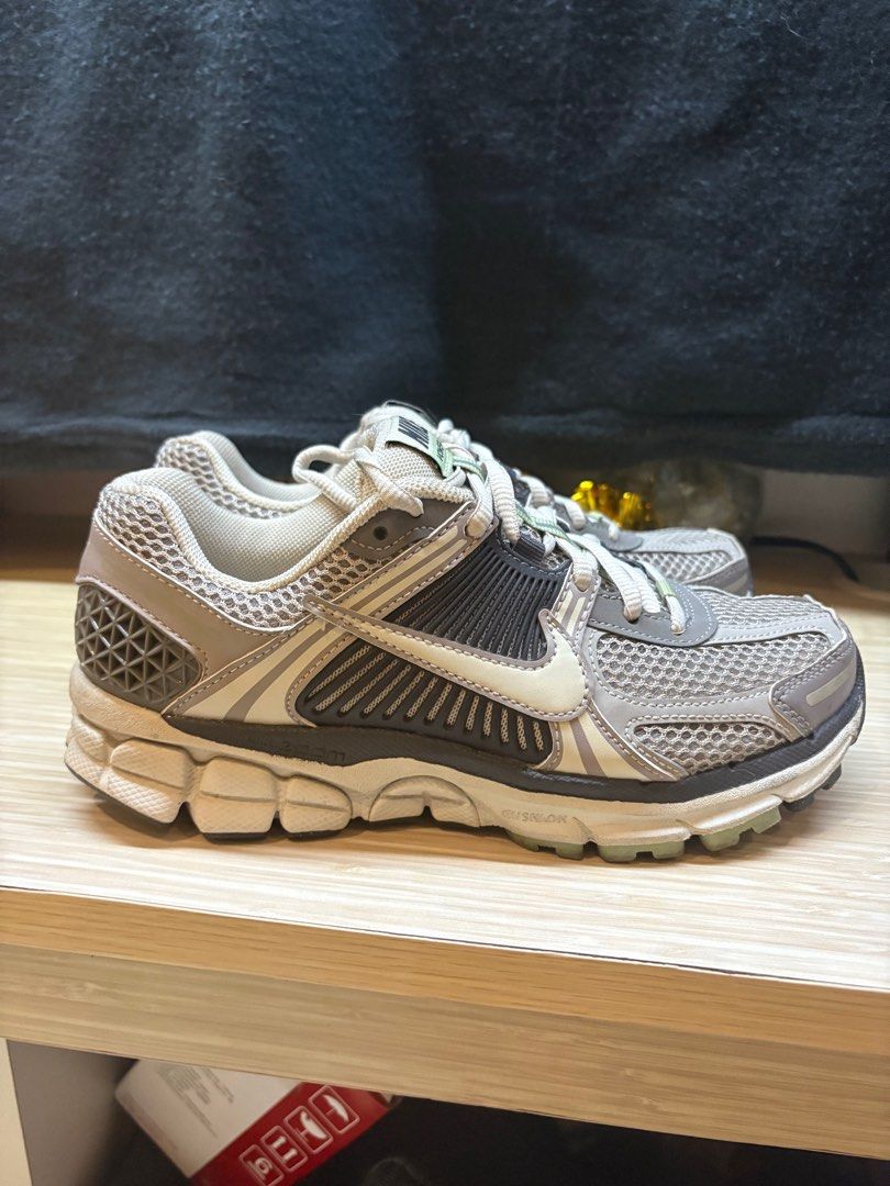 Nike Vomero (Category: Sneakers) located in Makati City. Submitted by prelovedbysofiaa_ (Listing ID 1351253808, Image 1). Description: 100% authentic/original No box No dragging Size 6 womens .