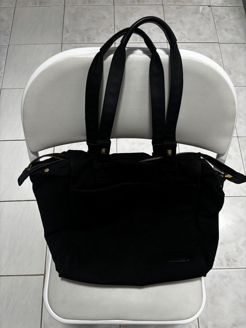 Nixon Tote Bag (Category: Shoulder Bags) located in Davao. Submitted by pyvlsco (Listing ID 1351372598, Image 1). Description: Bag is very lightly used. No flaws. 🖤.
