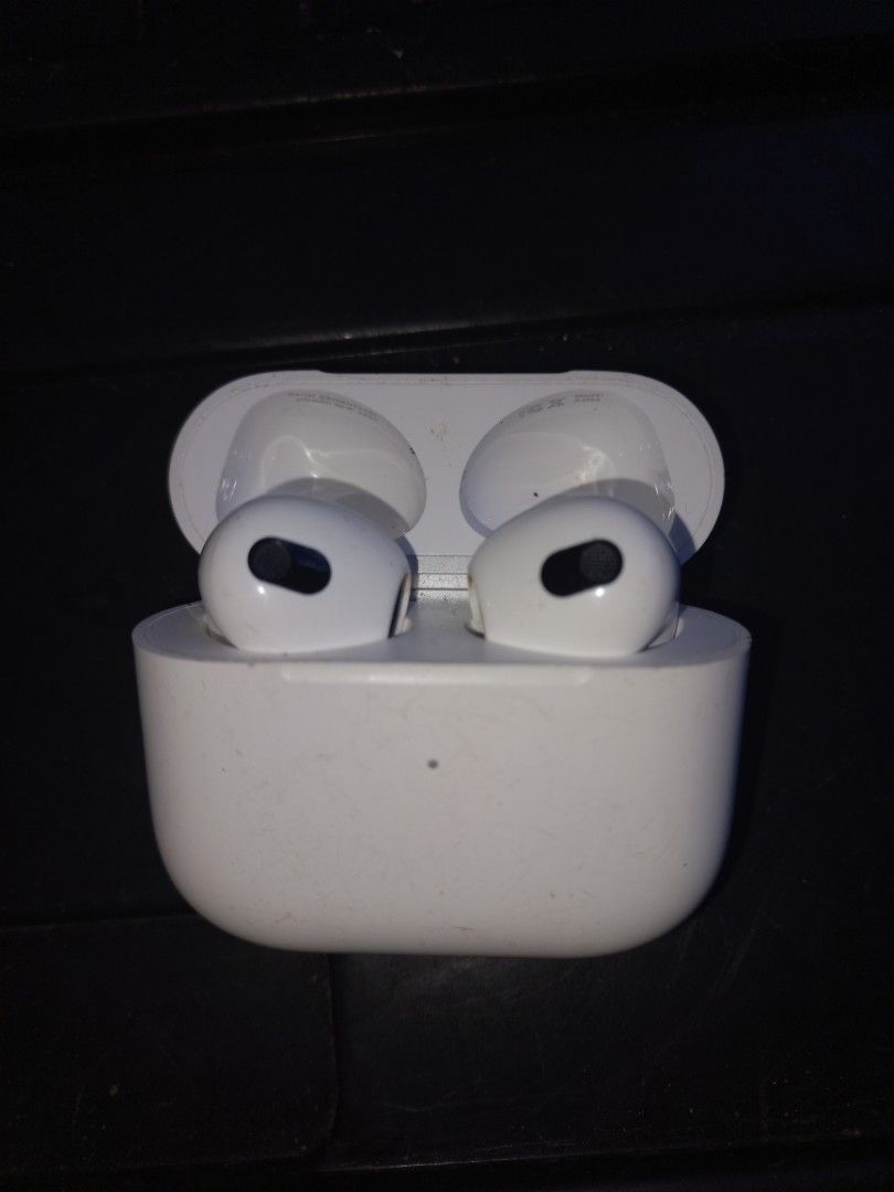 (Rush) Orig Iphone Earpod from apple unit. (Category: Headphones & Headsets) located in Malolos. Submitted by marky.marky1 (Listing ID 1351322800, Image 1). Description: Selling Orig, Iphone Earpod 3rd Generation good condition comes with free sleeve cover no issue gagamitin na lang. Test nyo na lang.. Price: 3,5k (neg) for more info meet up or pick up via lalamove j&t sa malalayo...