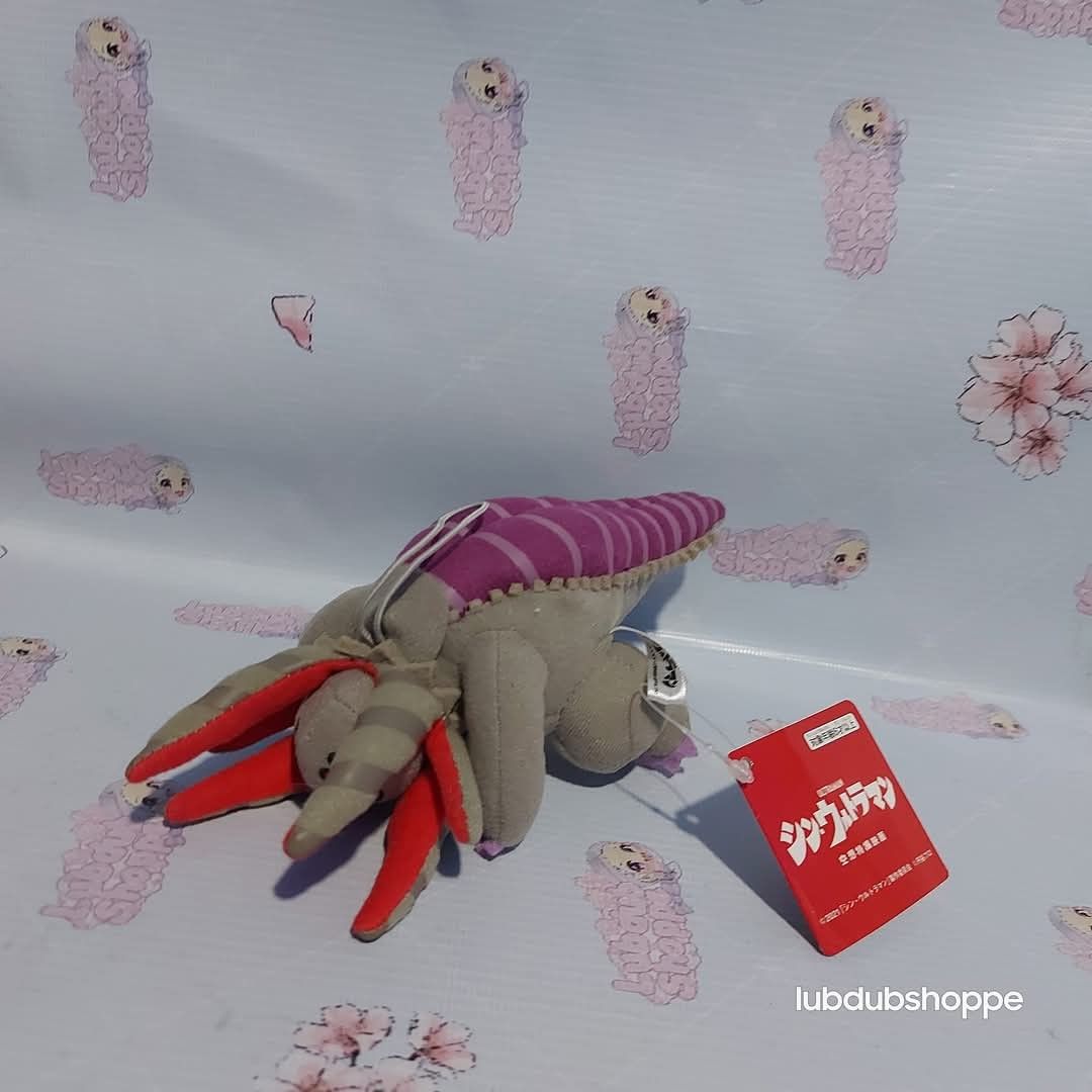 🌸SALE🌸 Shin Ultraman Gabora — Monster Mascot Plush Bag Charm Stuffed Toy | Item Collectibles (Category: Plushies & Soft Toys) located in Apalit. Submitted by lubdubshoppe (Listing ID 1351391869, Image 1). Description: ‼️ LAST PRICE POSTED The original price of this item/set is PHP 1229 ❤️‍🔥 🅿🅻🅴🅰🆂🅴 🅼🅰🅺🅴 🆁🅴🅰🅳🅸🅽🅶 🅰 🅷🅰🅱🅸🆃 to avoid sending questions in which answers are already posted on the listing; and to save both of our p