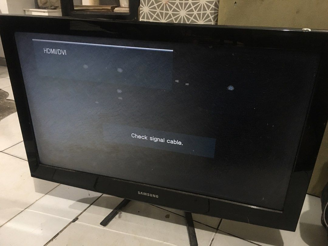 SAMSUNG 32" TV (no remote) (Category: TV) located in Las Pinas. Submitted by lauricontapay (Listing ID 1351389846, Image 1). Description: Issue: hdmi and no remote No history of repair Las pinas area Rfs: hindi na ginagamit.
