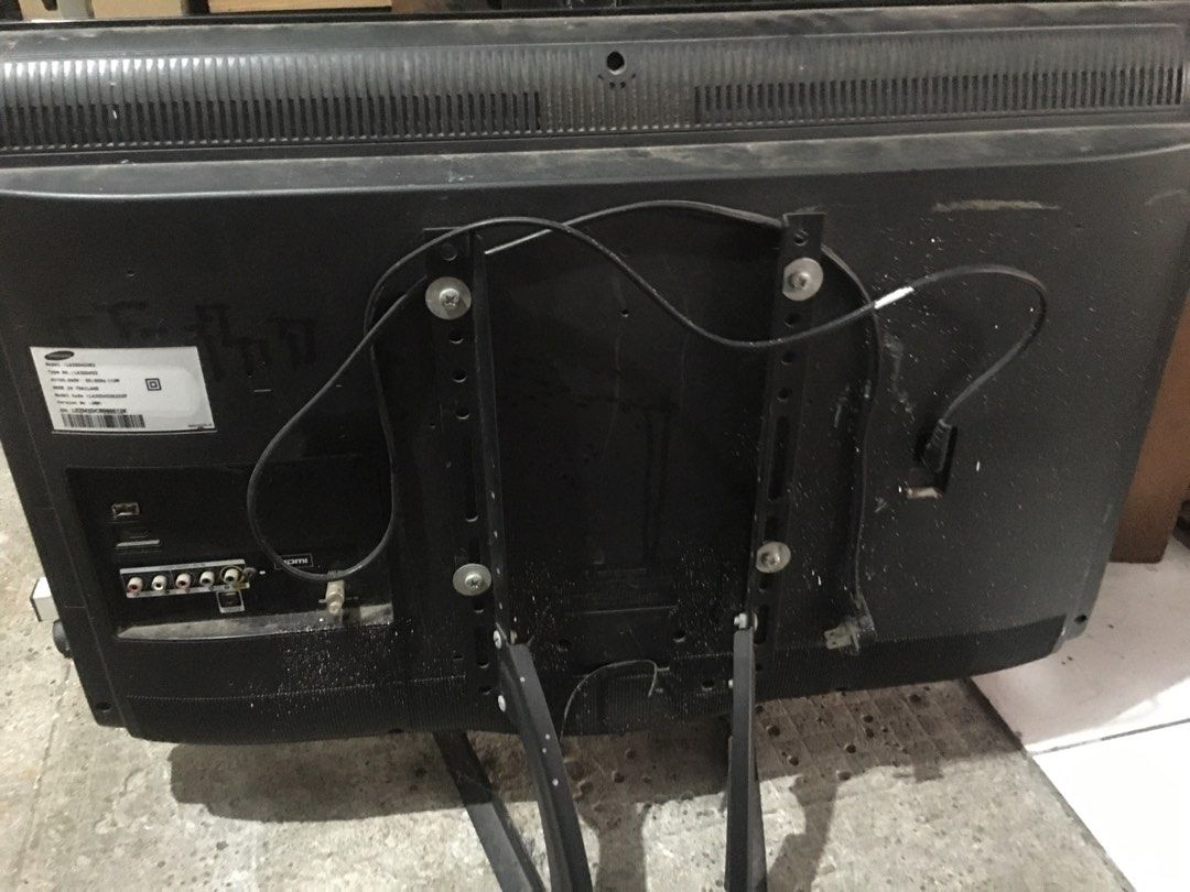 SAMSUNG 32" TV (no remote) (Category: TV) located in Las Pinas. Submitted by lauricontapay (Listing ID 1351389846, Image 2). Description: Issue: hdmi and no remote No history of repair Las pinas area Rfs: hindi na ginagamit.