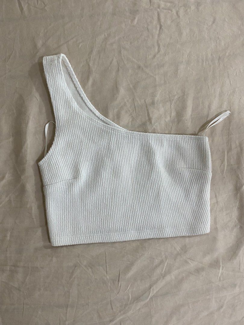 SHEIN One Shoulder Assymetric Top (Category: Sleeveless) located in Lucena. Submitted by ajmm_29 (Listing ID 1351376710, Image 3). Description: Condition: Lightly used. No flaws. Fit type: Fitted Length: Cropped Color: White.