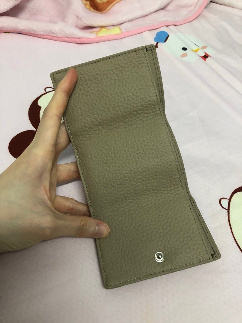 Wallet (Category: Wallets & Card Holders) located in Singapore. Submitted by NatalieHapy (Listing ID 1351383513, Image 5). Description: .