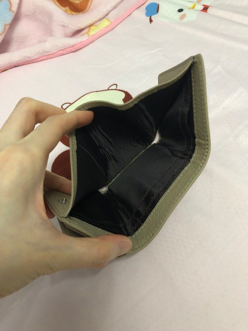 Wallet (Category: Wallets & Card Holders) located in Singapore. Submitted by NatalieHapy (Listing ID 1351383513, Image 8). Description: .