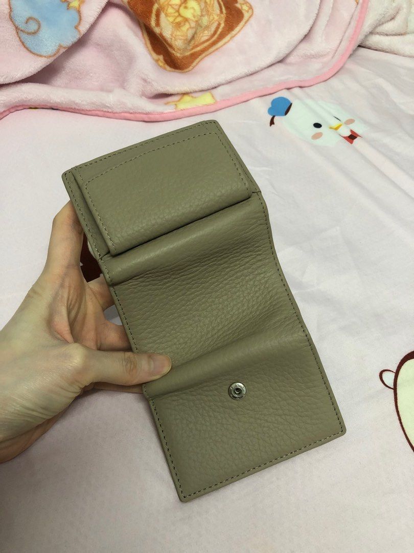 Wallet (Category: Wallets & Card Holders) located in Singapore. Submitted by NatalieHapy (Listing ID 1351383513, Image 6). Description: .
