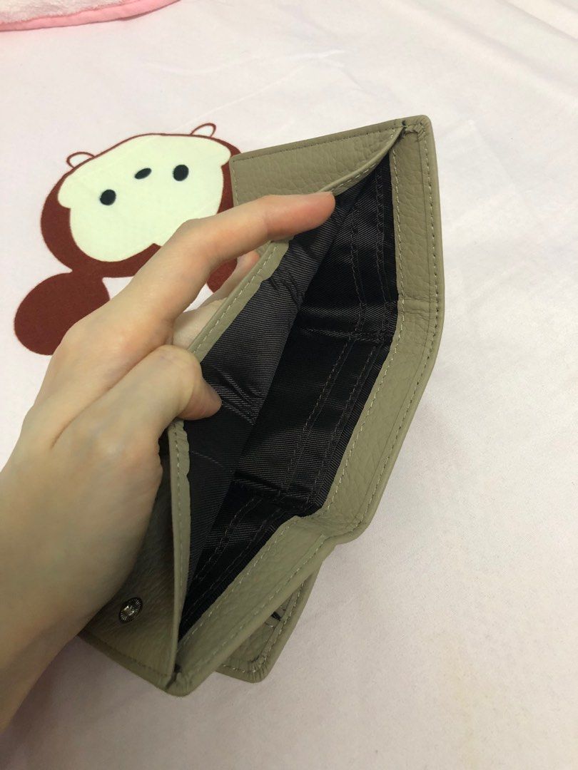 Wallet (Category: Wallets & Card Holders) located in Singapore. Submitted by NatalieHapy (Listing ID 1351383513, Image 7). Description: .