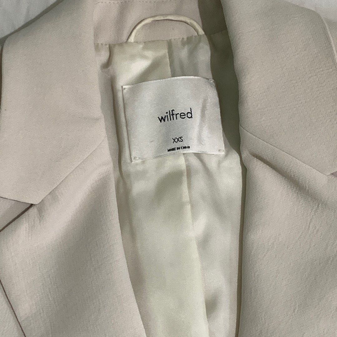 Aritzia - Wilfred Blazer - Oat - Size XXS (Category: Coats, Jackets and Outerwear) located in Quezon City. Submitted by serahabi (Listing ID 1351449543, Image 3). Description: details ⋆౨ৎ˚⟡˖ - currently priced at ₱9,920 size xxs oat color worn once to corporate event rfs: haven’t used it since - grew out of it also Mode of payment: GCash or GoTyme | delivery 📦 - shouldered by buyer - Lalamove, Grab or Move It and can be delivered same day throug