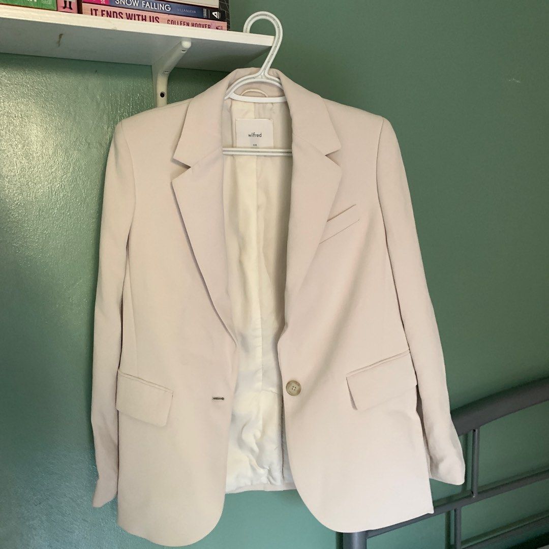 Aritzia - Wilfred Blazer - Oat - Size XXS (Category: Coats, Jackets and Outerwear) located in Quezon City. Submitted by serahabi (Listing ID 1351449543, Image 2). Description: details ⋆౨ৎ˚⟡˖ - currently priced at ₱9,920 size xxs oat color worn once to corporate event rfs: haven’t used it since - grew out of it also Mode of payment: GCash or GoTyme | delivery 📦 - shouldered by buyer - Lalamove, Grab or Move It and can be delivered same day throug
