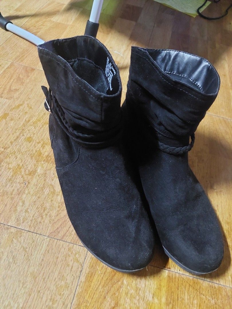 Black boots size 8 (Category: Boots) located in Mandaluyong City. Submitted by kinakose (Listing ID 1351488869, Image 1). Description: .
