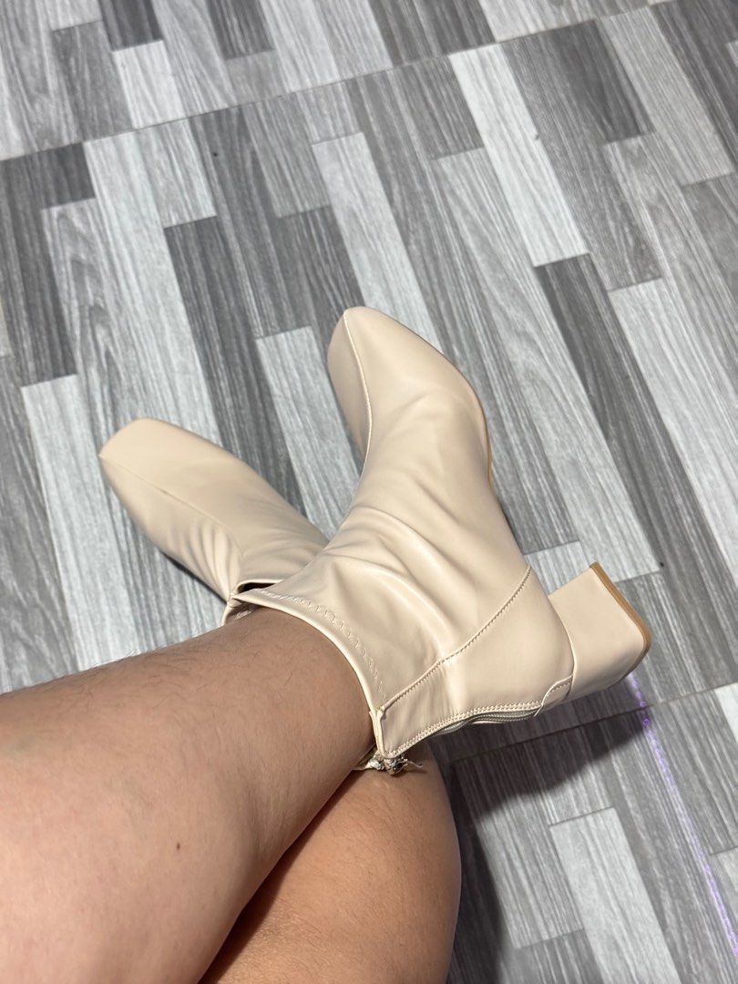 Boots - Beige (Category: Boots) located in Manila. Submitted by rmdthreads (Listing ID 1351480904, Image 1). Description: Brandnew👢.