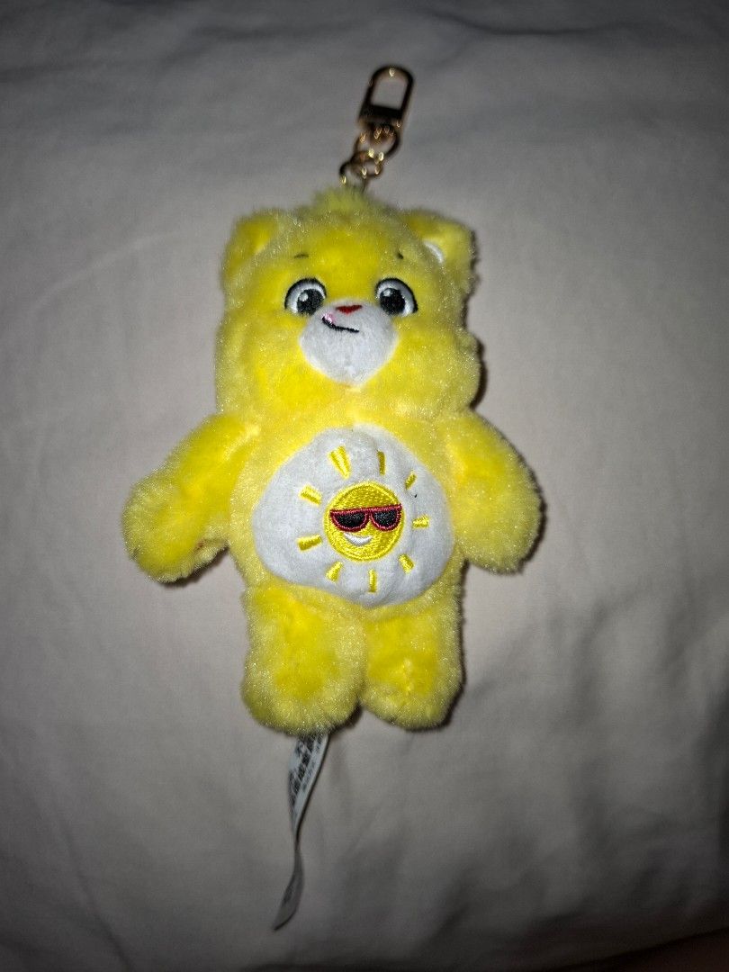 Care Bears Unlock the magic (Funshine Bear) (Category: Designer & Blind Box Toys) located in Manila. Submitted by msmacaroon (Listing ID 1351437373, Image 3). Description: Didnt use, i only hang it w/ my other keychains W/ box & foil Bought at Popmart hongkong selling it for low price MOP: Gcash, BDO MOD: lalamove (payment must be shouldered by the buyer) Loc: Vito cruz taft manila.