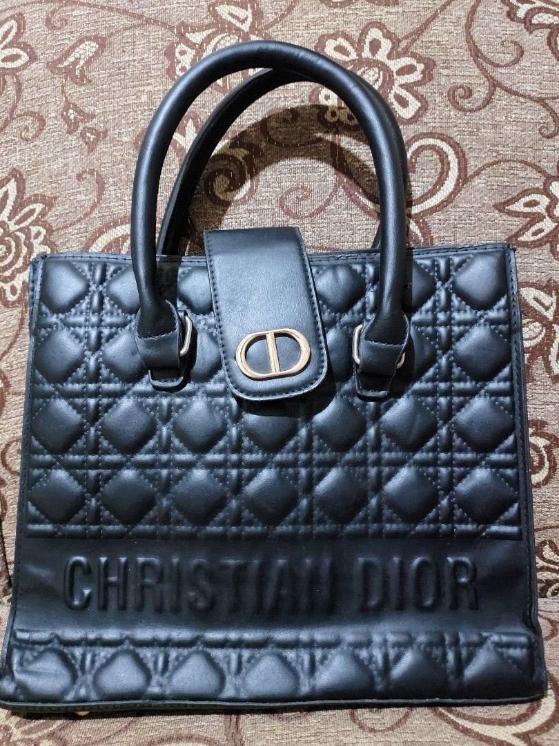 Christian Dior Bag (Category: Luxury Bags & Wallets) located in Jaro. Submitted by velreyes9452956 (Listing ID 1351571466, Image 1). Description: all goods pa siya. magagamit pa nman ng matagal yung issue lang niya is wala na pong zipper, pwde nman siyang lagyan. so far ok pa nman siya gamitin lalo na pang office..