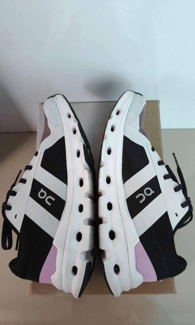 Cloudrunner (Kategori: Sepatu Wanita) berada di Jakarta Utara. Dikirim oleh olinz (ID iklan 1351447393, Gambar 3). Deskripsi: GOOD Deal yah, kalau empuk dijamin enak dibawa jalan & no regret to adopt this shoes 🙏🏻 Size US 7, JP sz 24cm yah. Bagian bawah kalau kotor dan ada defect bekas pemakaian wajar yah. No Barter, thank you..
