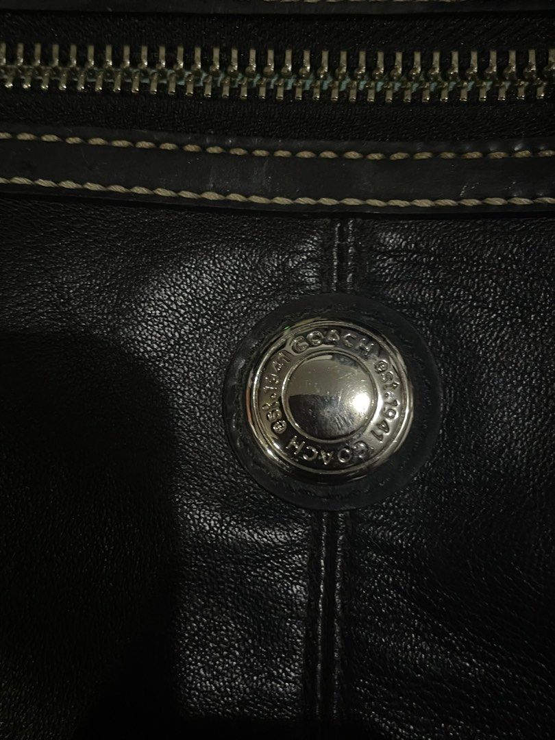 Coach Laura Carryall Handbag (Category: Luxury Bags & Wallets) located in Las Pinas. Submitted by abramjared (Listing ID 1351598383, Image 3). Description: Authentic Coach bigay ni mommy needs cleaning still nego .