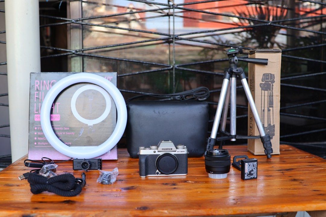 Fujifilm XT-200 SLR STYLE Mirrorless Vlogging Camera (Category: Cameras) located in Manila. Submitted by lenascamera (Listing ID 1351480482, Image 2). Description: NOTE: Sa dami po ng message na natatangap ko, naka hold napo ang Mga message hindi napo ako makapag reply pero na babasa ko kaya hanggat maari mag direct na kayo sa page ko sa facebook Lenas camera para nakareply ako agad salamat. PTPA Fujifilm XT-200 SLR STYLE Mirrorless Vlogging Came