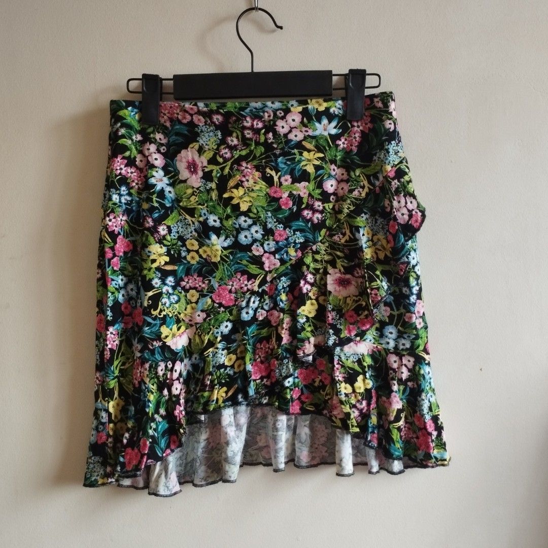 H&M Floral Skirt (Category: Skirts) located in Quezon City. Submitted by abby_de (Listing ID 1351522691, Image 1). Description: 🪷 measurements in inches: please see photos (b = bust, w = waist, l = length). 🪷 description: soft flowy fabric, adjustable waist 🪷 flaws, if any: none 🪷 PRICES ARE FINAL. please, no more haggling, as my pricing is very reasonable na. however, i can give discount if you buy 2 or more pieces. 🪷 RFS: decluttering. not