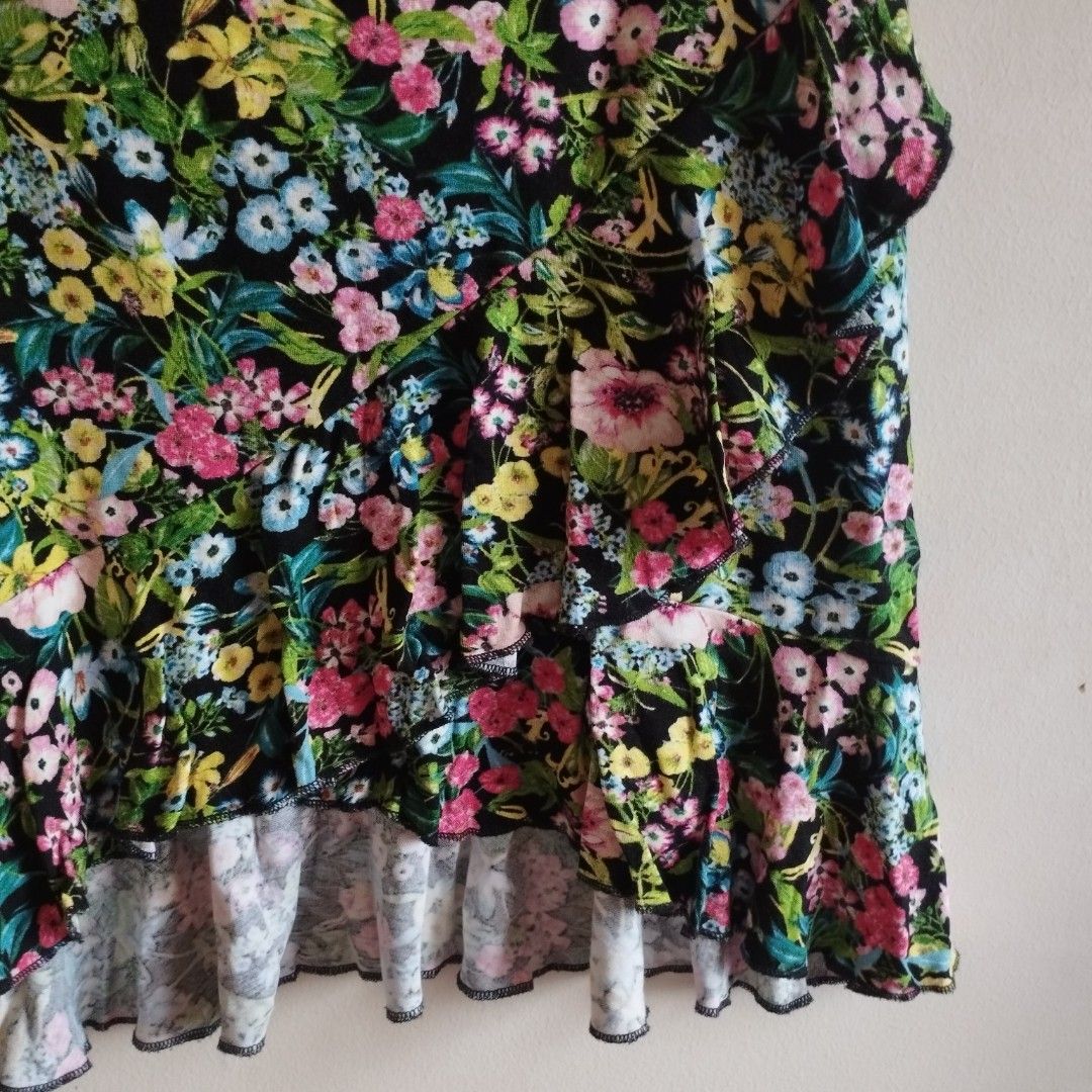 H&M Floral Skirt (Category: Skirts) located in Quezon City. Submitted by abby_de (Listing ID 1351522691, Image 3). Description: 🪷 measurements in inches: please see photos (b = bust, w = waist, l = length). 🪷 description: soft flowy fabric, adjustable waist 🪷 flaws, if any: none 🪷 PRICES ARE FINAL. please, no more haggling, as my pricing is very reasonable na. however, i can give discount if you buy 2 or more pieces. 🪷 RFS: decluttering. not
