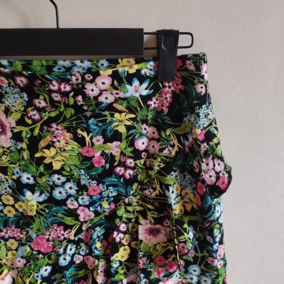 H&M Floral Skirt (Category: Skirts) located in Quezon City. Submitted by abby_de (Listing ID 1351522691, Image 2). Description: 🪷 measurements in inches: please see photos (b = bust, w = waist, l = length). 🪷 description: soft flowy fabric, adjustable waist 🪷 flaws, if any: none 🪷 PRICES ARE FINAL. please, no more haggling, as my pricing is very reasonable na. however, i can give discount if you buy 2 or more pieces. 🪷 RFS: decluttering. not