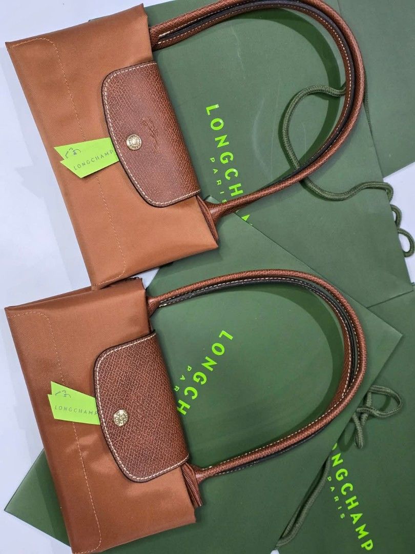 Longchamp Classic Le Pliage Long Handle Medium (Category: Luxury Bags & Wallets) located in Siniloan. Submitted by easyaonlinestore (Listing ID 1351536989, Image 2). Description: Longchamp Classic Le Pliage Long Handle Madium Colors : Cognac, Turtledove 6450.00php+SF 💯 Brand new 💯 Original.