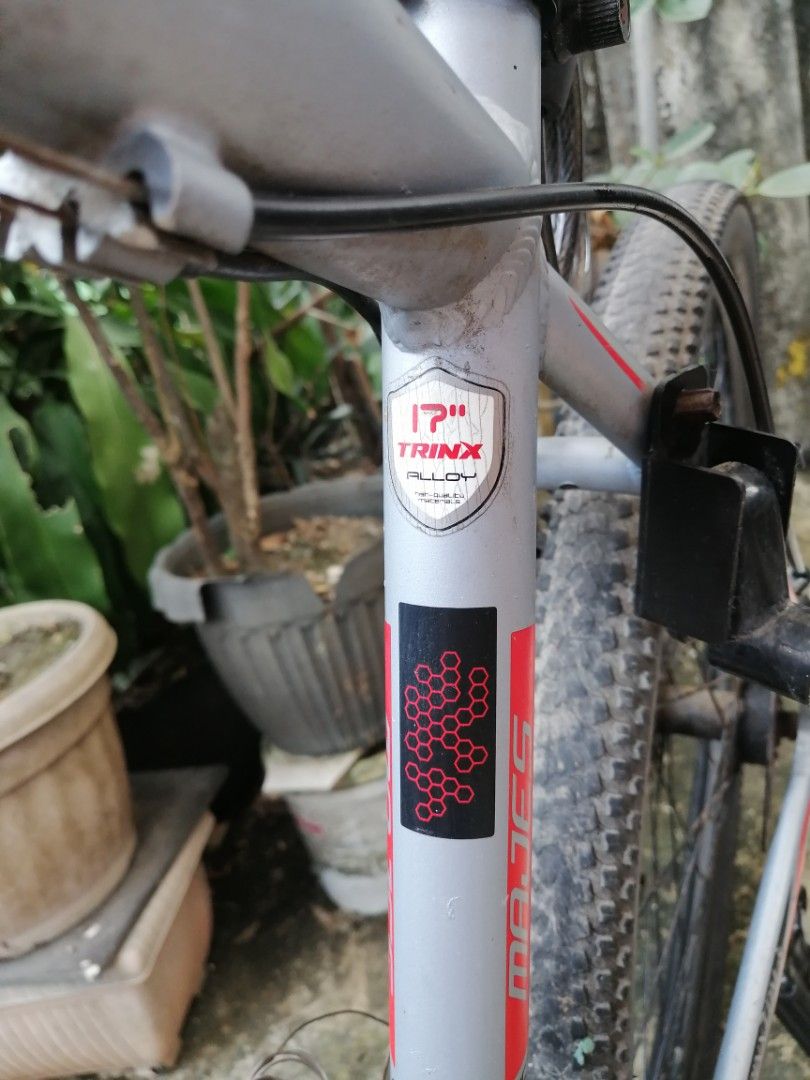 Mountain Bike Trinx 17 alloy frame (Category: Everything Else Others) located in Quezon City. Submitted by mg.thriftshop (Listing ID 1351503346, Image 3). Description: with free helmet. issue po nsa mga pic na po. dents and rust. open for viewing. Negotiable. for pick up only. Novaliches area..