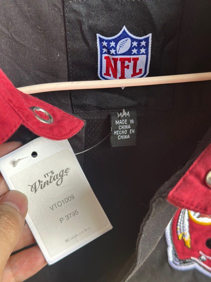 NFL Authentic Red skin polo (Category: Tshirts & Polo Shirts ) located in Makati City. Submitted by patrickkkk22 (Listing ID 1351458485, Image 3). Description: Very good condition Makapal heavy cotton Bought sa its vintage 3700 Selling for 3500 Boxy fit! Width -24 Length - 26.