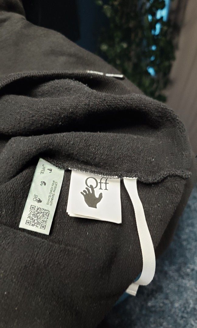 Off White （分類：衛衣）位於 Hong Kong。 由 jl781 提交（商品編號 1351524866，圖片 6）。簡介： 葡萄牙製off white 有帽內抓毛衛衣, 只穿1- 2 次, 胸闊23 寸, 衫長約24 寸, 共有兩件, 一紅一藍印章,$1200 一件, 要晒可議。