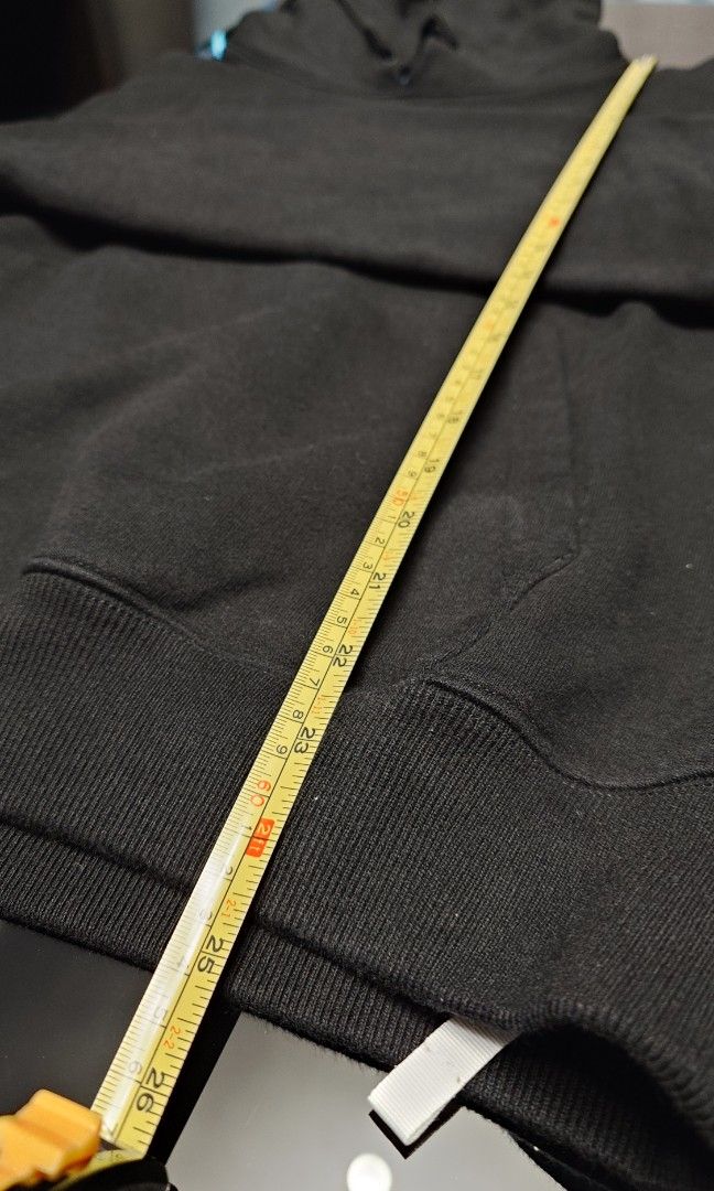 Off White （分類：衛衣）位於 Hong Kong。 由 jl781 提交（商品編號 1351524866，圖片 10）。簡介： 葡萄牙製off white 有帽內抓毛衛衣, 只穿1- 2 次, 胸闊23 寸, 衫長約24 寸, 共有兩件, 一紅一藍印章,$1200 一件, 要晒可議。
