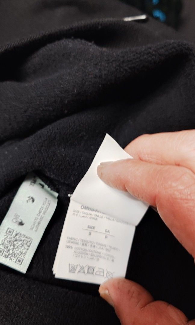 Off White （分類：衛衣）位於 Hong Kong。 由 jl781 提交（商品編號 1351524866，圖片 7）。簡介： 葡萄牙製off white 有帽內抓毛衛衣, 只穿1- 2 次, 胸闊23 寸, 衫長約24 寸, 共有兩件, 一紅一藍印章,$1200 一件, 要晒可議。