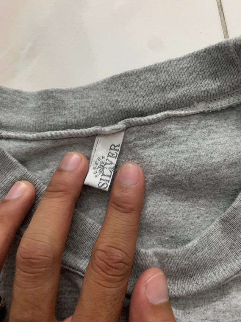 SILVER (Category: Activewear) located in Subang Jaya. Submitted by chik00store (Listing ID 1351519413, Image 3). Description: pit 23 labuh 28 condition 9/10 harga tak termasuk poss.