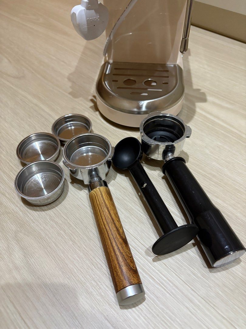 Simplus Coffee Machine (Category: Coffee Machines & Makers) located in Singapore. Submitted by jjnaa (Listing ID 1351571819, Image 2). Description: Bought on sh opee but the older model - simplus coffee maker Comes with the portafilter and the filter baskets (1 and 2 cup).