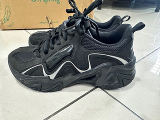 (Category: ) located in . Submitted by yourfavouritewardrobe (Listing ID 1351509699, Image 1). Description: .