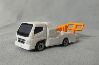 TOMY T-ARTS Gachapon Pocket Tomica Let's Play Together! Airport Mini Truck - MITSUBISHI FUSO CANTER TOW TRUCK
