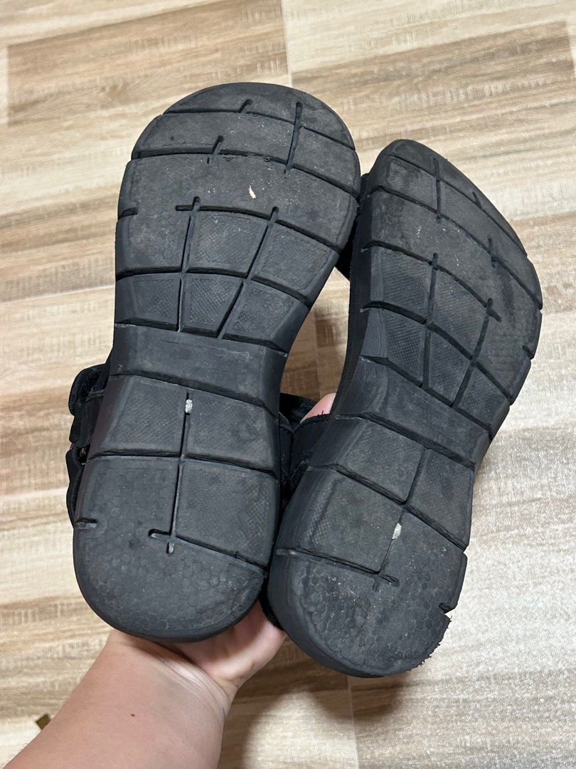 HUSH PUPPIES TRAIL SANDALS (Category: Flats & Sandals) located in Urdaneta. Submitted by veavelasco (Listing ID 1351477693, Image 3). Description: This is USED BUT NOT ABUSED 🥹 Original HUSH PUPPIES for WOMENS SIZE: 7.5 / 24.5cm RFS: hindi na nagagamit. .
