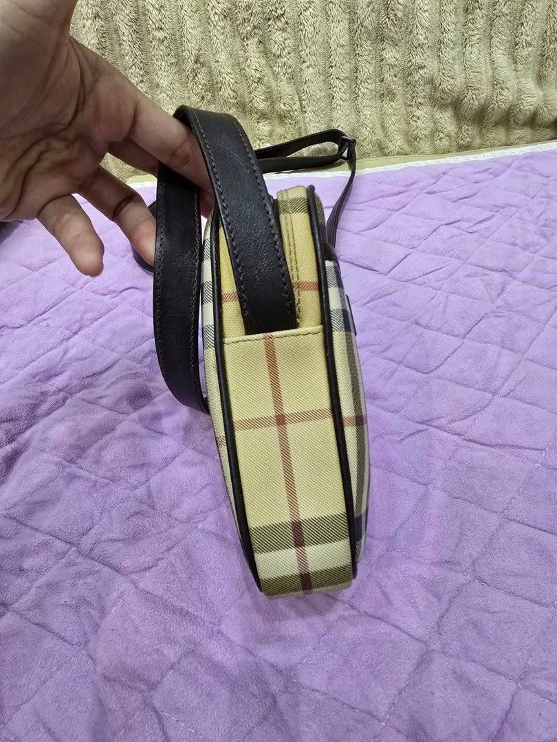 Authentic Burberry Burberry mini Crossbody bag (Category: Luxury Bags & Wallets) located in Quezon City. Submitted by jhaediah (Listing ID 1351702280, Image 3). Description: - Authentic 💯 - Burberry mini Crossbody bag - Mini size .