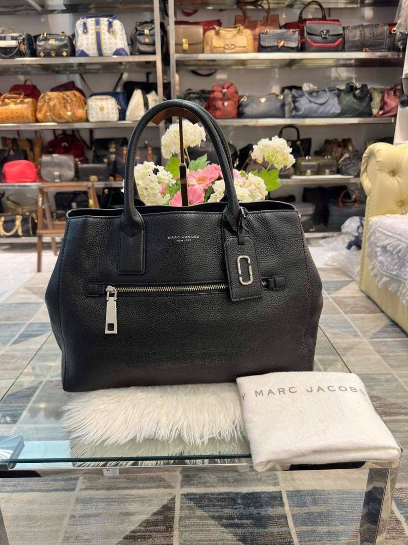 Authentic Marc Jacob tote bag / office bag (Category: Luxury Bags & Wallets) located in Quezon City. Submitted by jhaediah (Listing ID 1351701669, Image 1). Description: - Authentic 💯 - Marc Jacob tote bag / office bag - Inclusion: with original dustbag ✅ - Large size - Looks new .